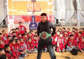 亚洲拳王吉家明走进周恩来红军小学